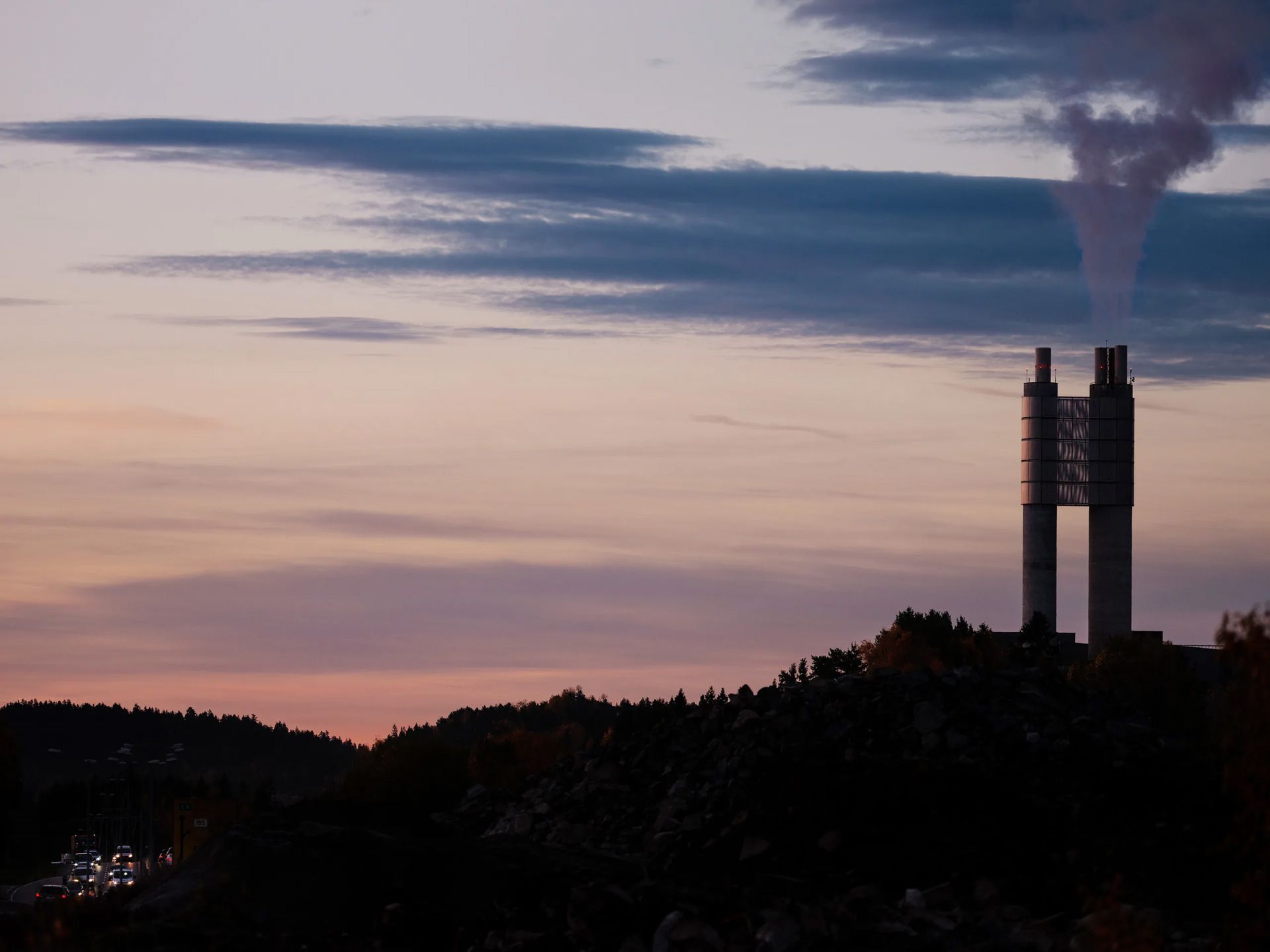 Fjernvarmetårn i solnedgang.
