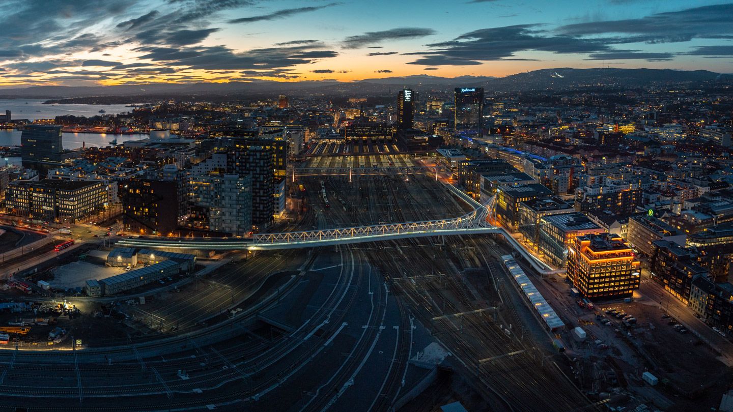 Flyfoto av Bjørvika i Oslo, med Intilitys hovedkontor til høyre.